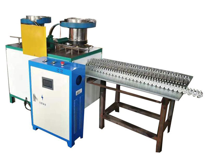 如何在制釘機(jī)上制釘